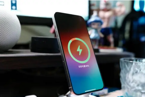 五通桥苹果15换屏服务分享用什么充电器给iPhone15充电更好 